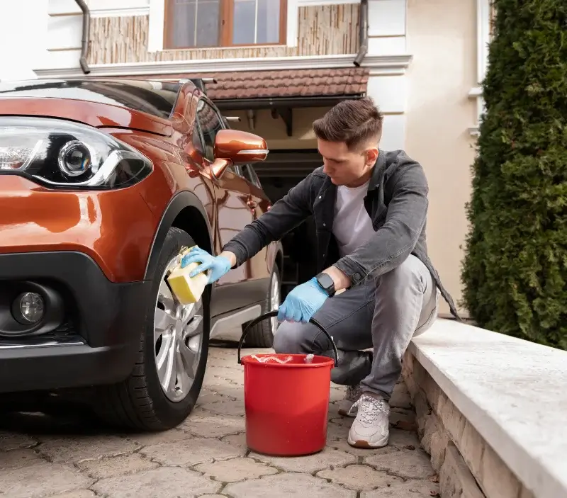 Lavage auto à domicile Saint-Loup-des-Bois : professionnel intervenant sur un véhicule